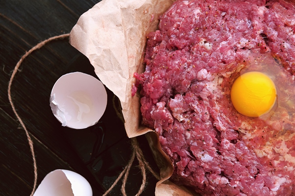 ground beef in a paper bag with a raw egg - Хозяйке на заметку: словарь кондитера