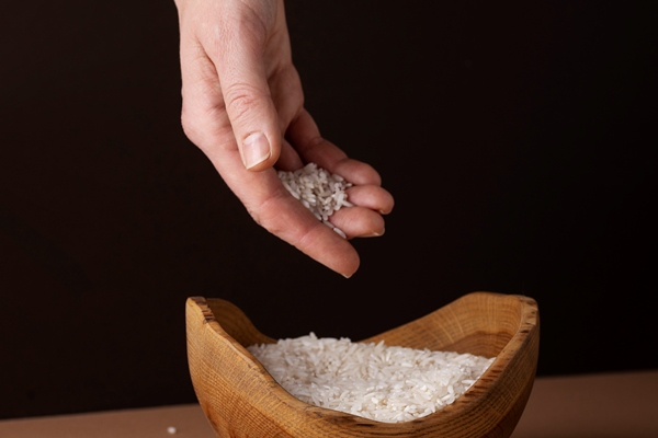 hand holding rice from bowl zakat concept - Хозяйке на заметку: словарь кондитера