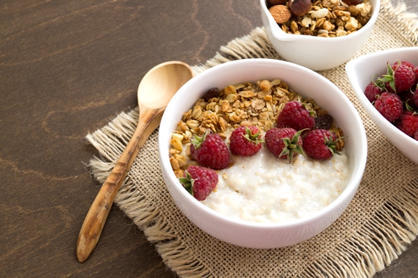 healthy breakfast oatmeal in a white bowl - Овсяная каша по-шотландски