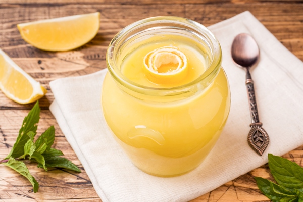 homemade lemon curd in glass jars with fresh lemons rustic wooden background - Хозяйке на заметку: словарь кондитера