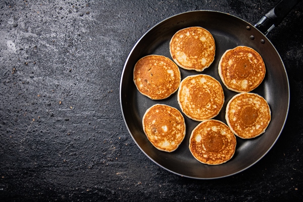 homemade pancakes in a frying pan - Апельсиновые оладьи, постный стол