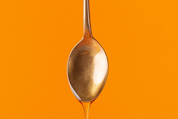 honey dripping off spoon bowl - Сироп для пропитывания кондитерских изделий