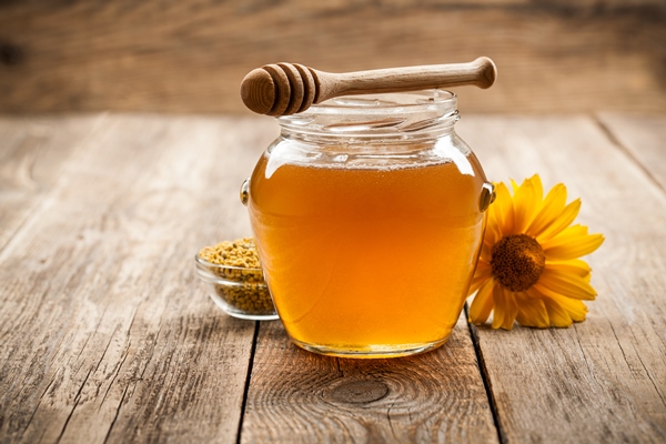 honey in glass jar on wooden background - Цитрусовый смузи с фейхоа и шалфеем