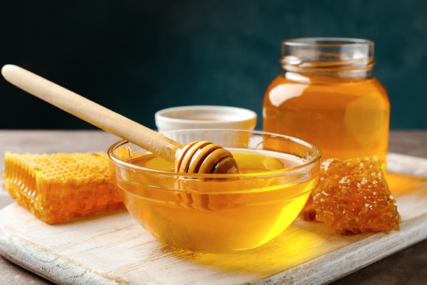 honeycombs honey jars and dipper - Постный кекс с вишней и кэробом