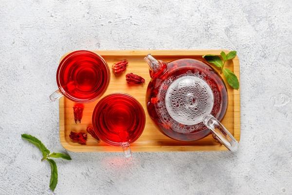 hot hibiscus tea in a glass mug and glass teapot 1 - Варенье из каркаде