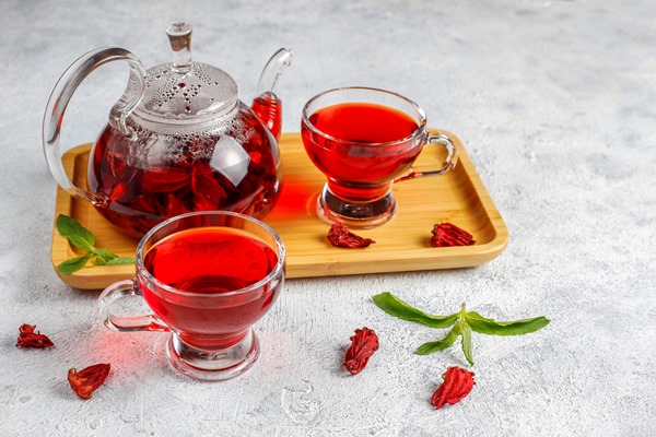 hot hibiscus tea in a glass mug and glass teapot 3 - Каркаде по-египетски