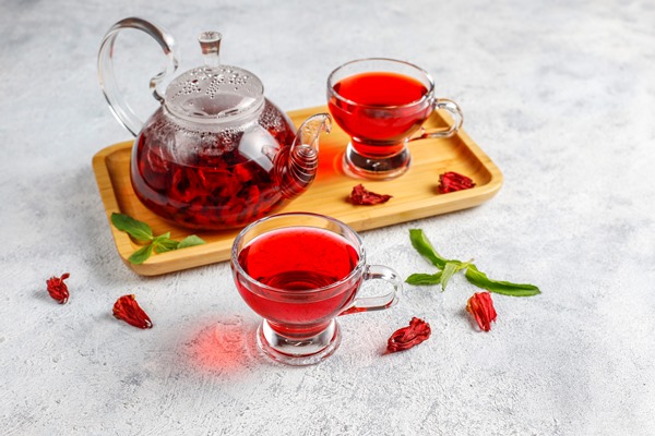 hot hibiscus tea in a glass mug and glass teapot - Желе из каркаде с ягодами