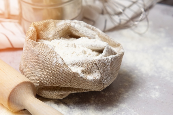 ingredients baking flour eggs sugar close up gray marble background - Шарлотка со сливочным маслом