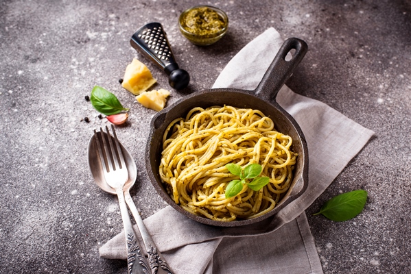 italian spaghetti pasta with pesto sauce - Паста с шалфеем