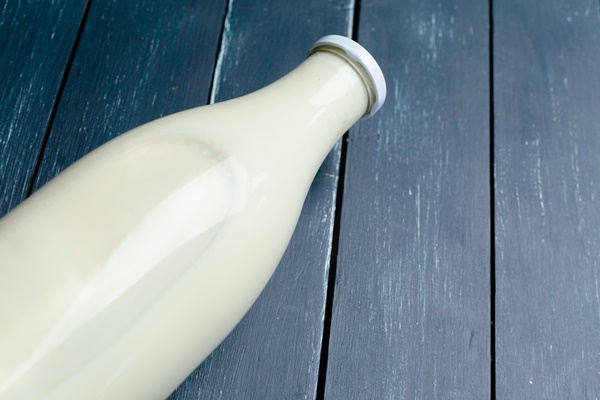 natural whole milk in a bottle - Манная каша в мультиварке