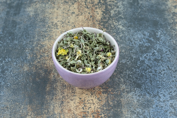 organic dried tea leaves in purple bowl - Суфле из каркаде