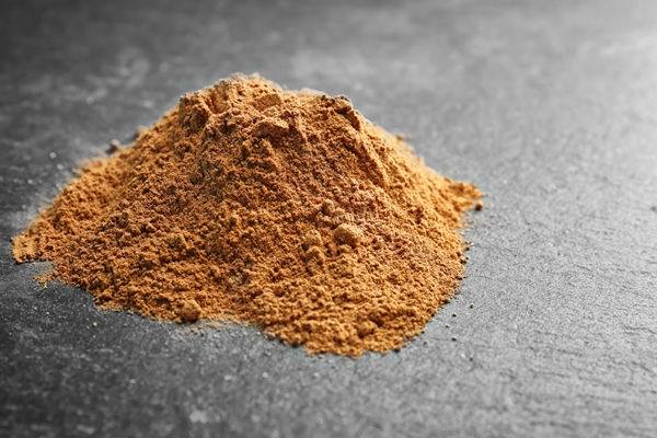 pile of cumin spice on grey background - Постная овсянка с кэробом
