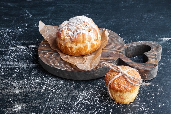puff pastry bun with cupcake on a wooden board - Хозяйке на заметку: словарь кондитера