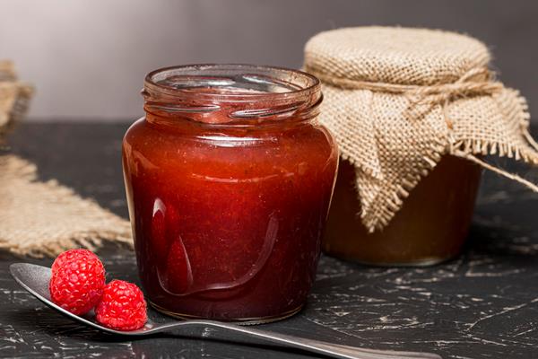 raspberry jam in glass jars - Наливашники пряженные