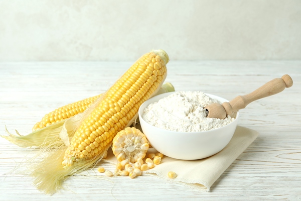 raw corn and flour on white wooden table 1 - Банановый пудинг с кэробом