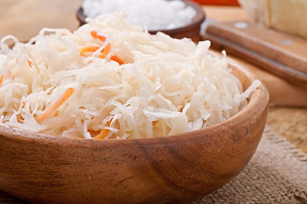 sauerkraut with carrot in wooden bowl - Бигос в мультиварке