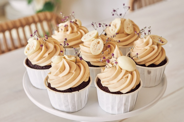 selective focus shot of delicious chocolate cupcakes with white cream topping - Хозяйке на заметку: словарь кондитера