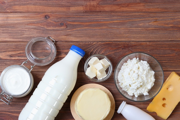 set dairy products table top view - Сплошная седмица: почему мы не постимся