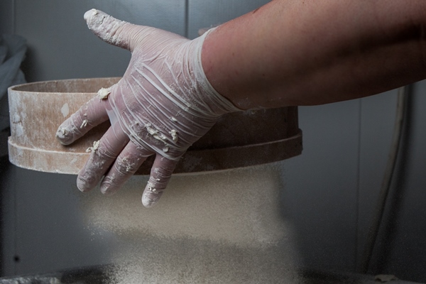 side view dough with flour sieve human hand - Советы домашнему кондитеру: мука пшеничная