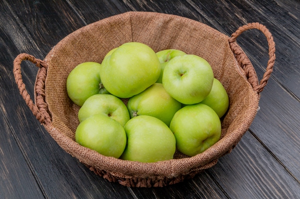 side view green apples basket wooden - Шарлотка с крахмалом