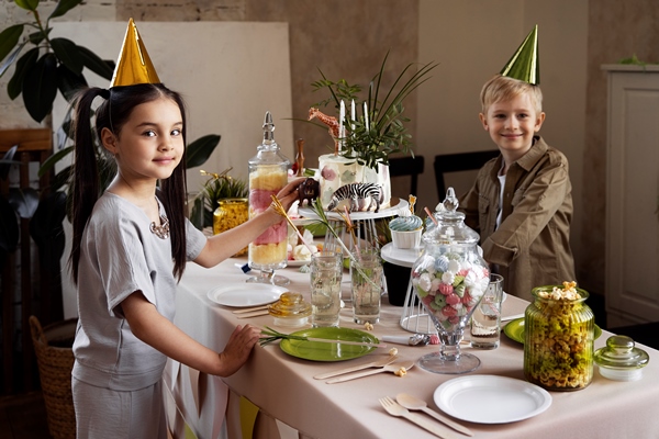 side view kids wearing party hats - Кулинарные традиции празднования именин