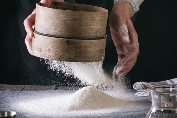 sifting flour by female hands - Хрустящие вафли
