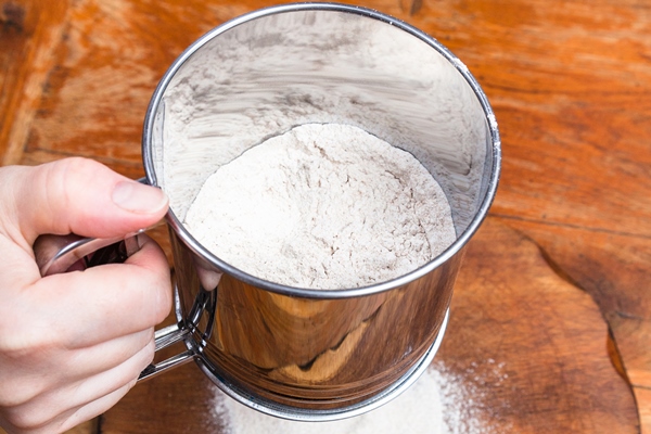 sifting flour through sifter wooden board - Шарлотка простая