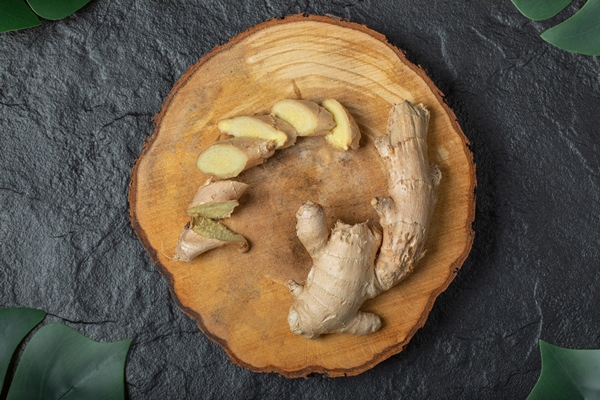 sliced ginger roots on wooden piece - Суфле из каркаде