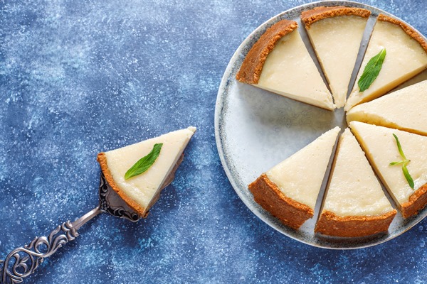 slices of homemade new york cheesecake - Хозяйке на заметку: словарь кондитера