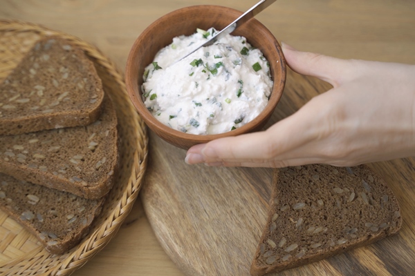 spreading cream cheese with scallions on bread 1 - Творог ежегей