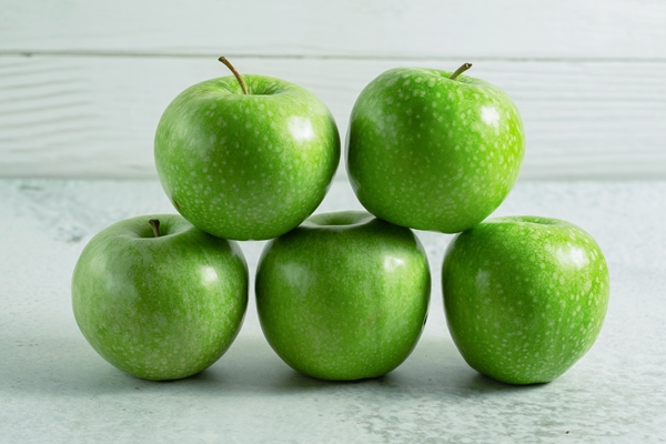 stack green fresh apple grey surface - Безглютеновая шарлотка