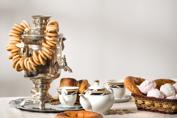 still life with buns bagels marshmallows and a samovar on the table - Кулинарные традиции празднования именин