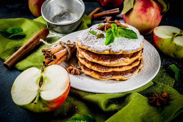 sweet and spicy autumn apple pancakes with anise cinnamon and sugar - Яблочные оладьи, постный стол