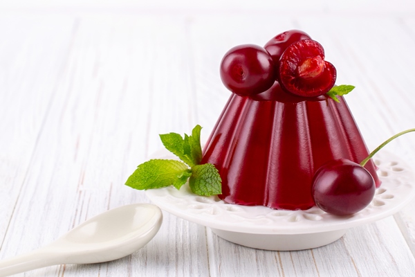sweet dessert jelly pudding with cherry on white plate 1 - Желе из каркаде с ягодами