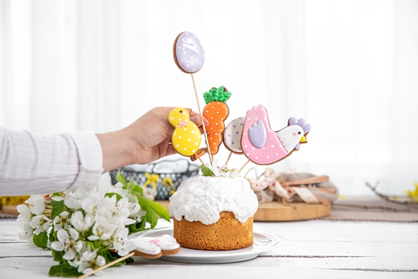 the process of decorating a festive cake with gingerbread and flowers the concept of preparing for the easter holiday - Кулинарные традиции празднования именин