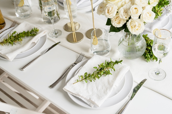 the wedding decor wedding teble decoration with white roses - Банкет