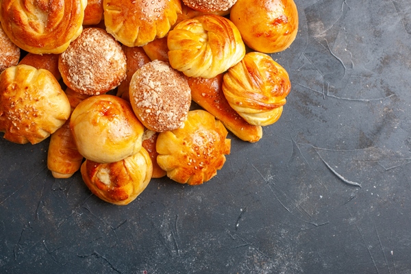 top view delicious sweet buns with hotcakes on dark background - Хозяйке на заметку: словарь кондитера