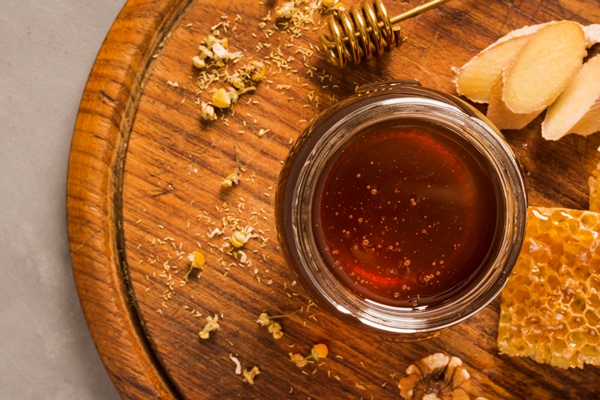 top view glass jar full honey - Медовые пряники на молоке