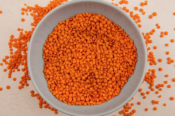 top view of rich in vitamins lentils on a bowl with lentils isolated on a white surface - Библия о пище: чечевичная похлёбка Иакова