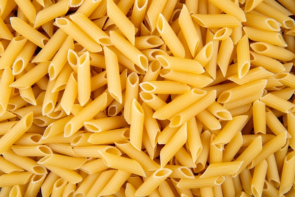 top view penne pasta pattern - Макароны по-флотски в мультиварке