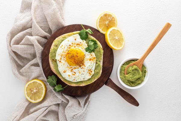 top view pita with avocado spread fried egg - Сплошная седмица: почему мы не постимся
