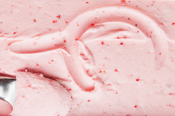 top view strawberry ice cream with spoon - Пирожное "Розовое облако"