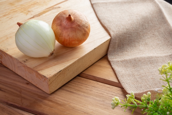 two onions on a light brown wood cutting board 1 - Суп с фрикадельками из шампиньонов или вешенок