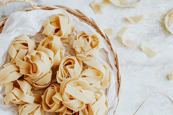uncooked pappardelle pasta on a wooden basket - Паста с шалфеем