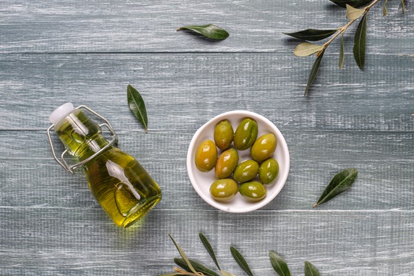 variety of green and black whole olives - Запечённый нут