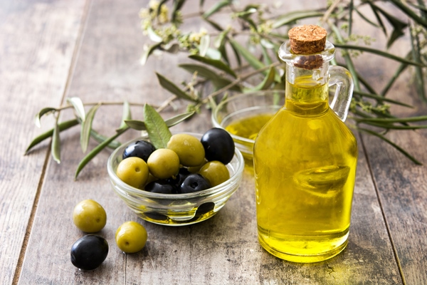 virgin olive oil in a crystal bottle on wooden table - Хозяйке на заметку: словарь кондитера