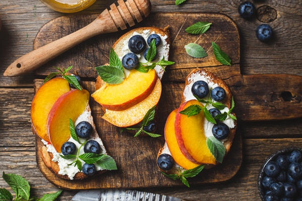white bread sandwich with peaches blueberries on a wooden board - Хозяйке на заметку: словарь кондитера
