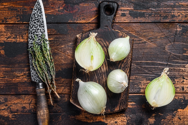 white raw onion wooden - Борщ в мультиварке