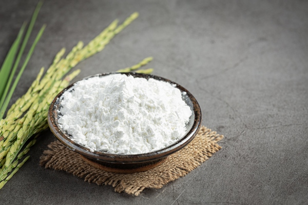 white rice flour on small bowl with rice plant - Бланманже