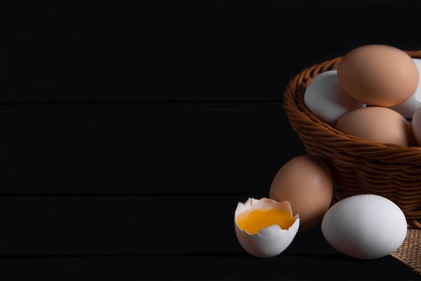wicker basket raw chicken eggs dark wooden surface high quality photo - Шарлотка из белого хлеба